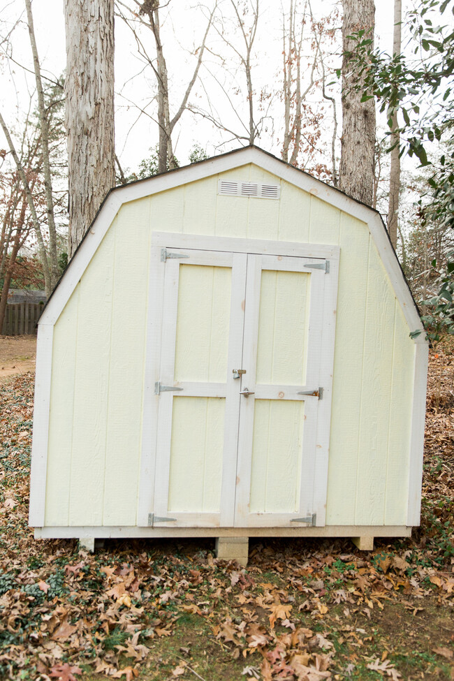 Outdoor storage building - 6726 River Hills Drive