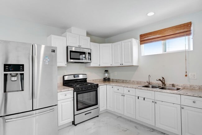 Building Photo - Private & Renovated 2-Bedroom Guest House in Prime Granada Hills Location