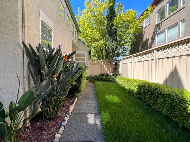 Building Photo - 2148 Falcon Ridge Dr