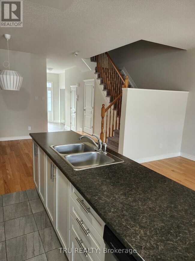 Building Photo - 1146 Beckett Cres