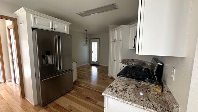 Building Photo - Great 3 Bedroom House in Hucrest!