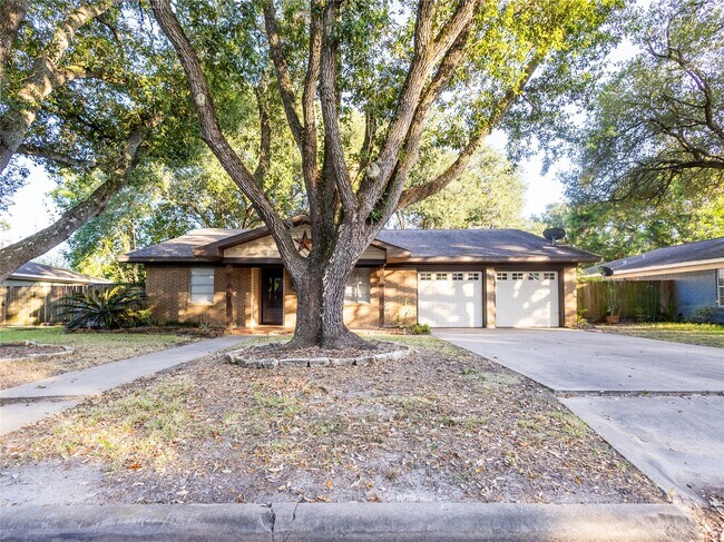 Building Photo - 2728 Encino Ave