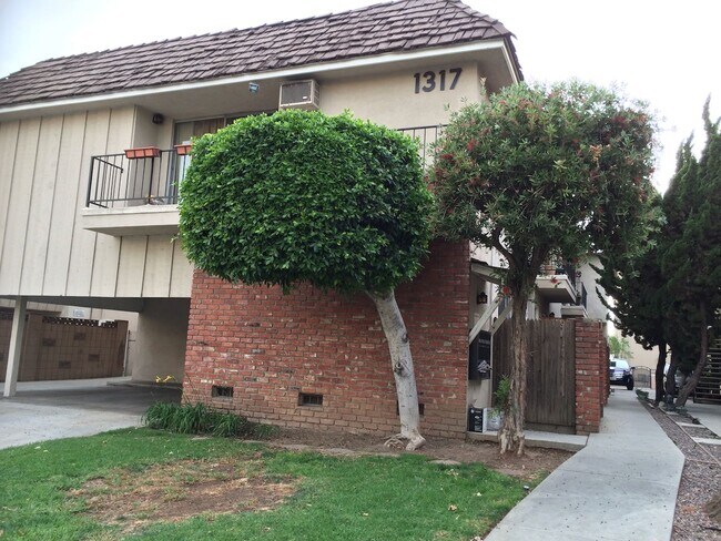 Building Photo - 1317 S Bundy Dr