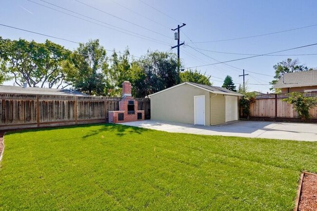 Building Photo - 871 Sunset Dr