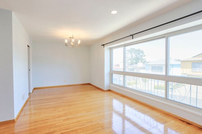 Building Photo - 4 Bed / 2 Bath Daly City Home With Stunnin...