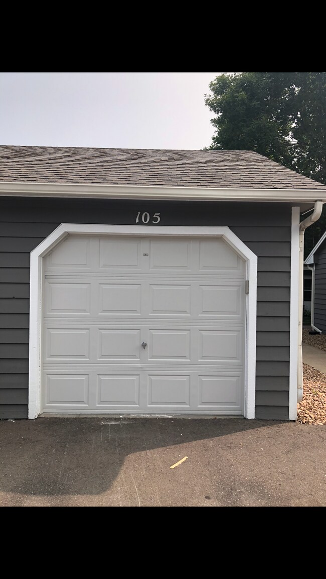 Cochera - 770 W Village Rd