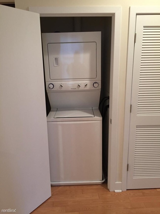 Building Photo - 1 br, 1 bath Apartment - 1612 South Street
