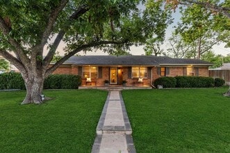 Building Photo - 2127 Clarksdale Dr