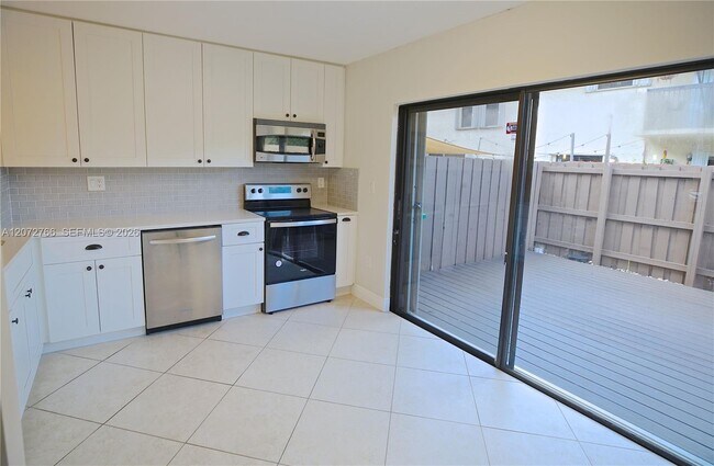 Building Photo - 10196 SW 77th Ct