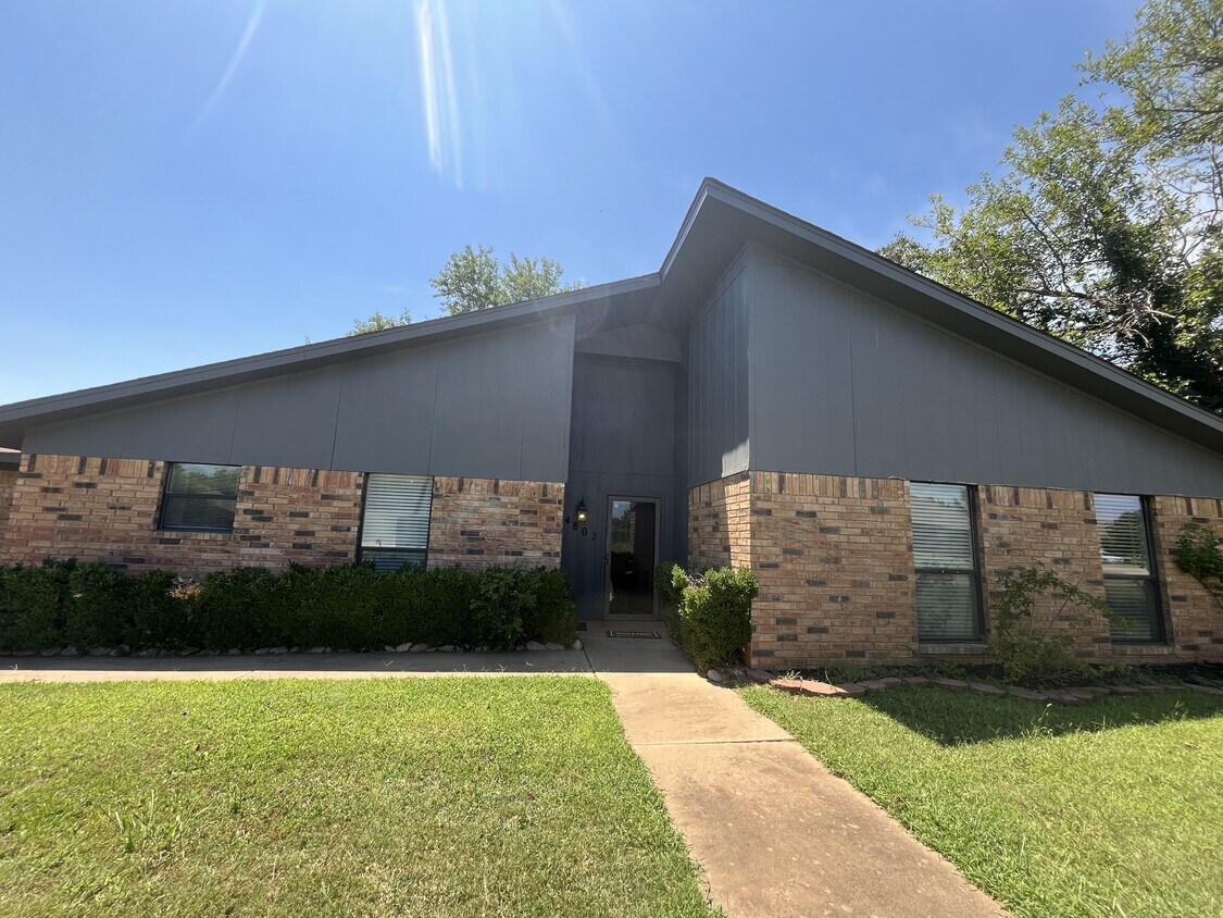 Primary Photo - 4802 N Britton Dr