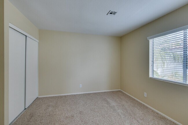 Building Photo - Lovely 3 Bedroom Townhome Near Ft. Apache/...