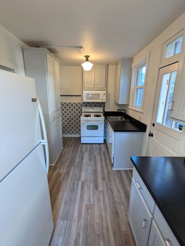 Building Photo - 2 Bedroom 1 Bathroom Single Family Home (R...