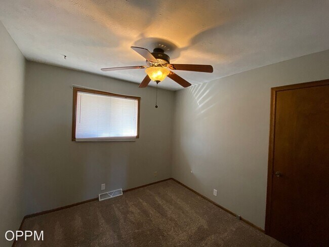 Foto del edificio - 3 br, 1.5 bath House - 8803 S. 143rd St.