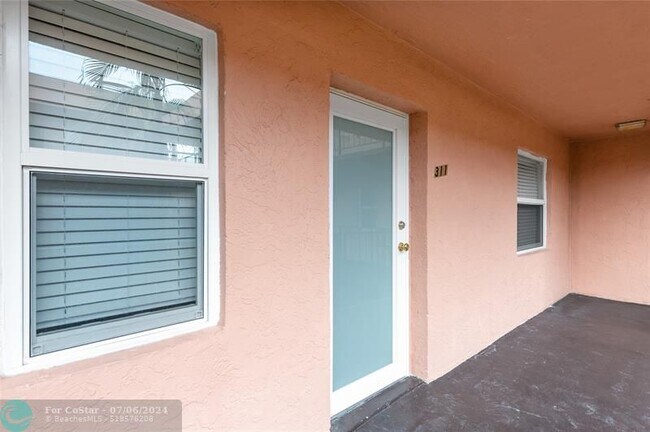 Building Photo - 2841 Somerset Dr