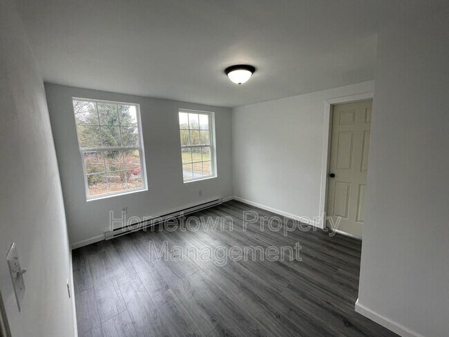 Foto del edificio - 252 River Rd