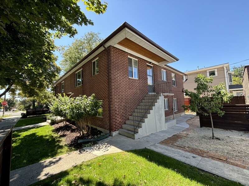 Photo - 680 Elizabeth St - 2