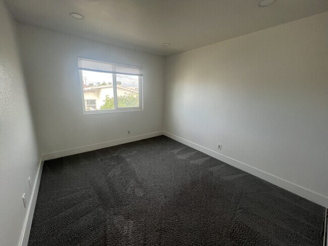 Foto del edificio - 3965 Logan Ave