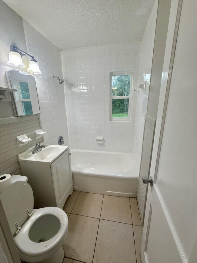 Building Photo - 3 bedroom in Jacksonville FL 32218