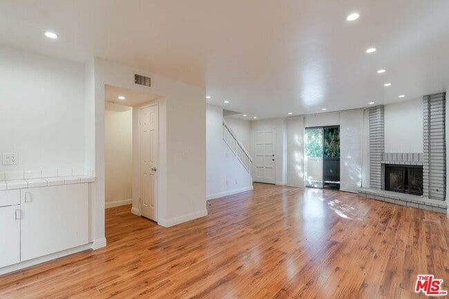 Building Photo - 13959 Victory Blvd