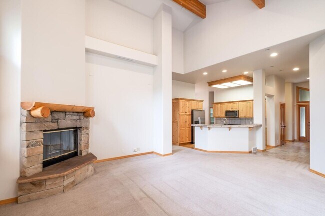 Foto del edificio - Spacious 5-Bedroom Home in Desirable Sun P...