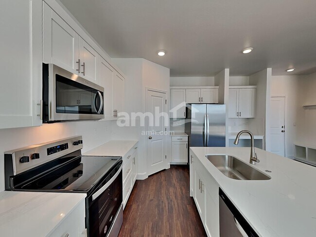 Building Photo - 17141 W Lawrence Ln