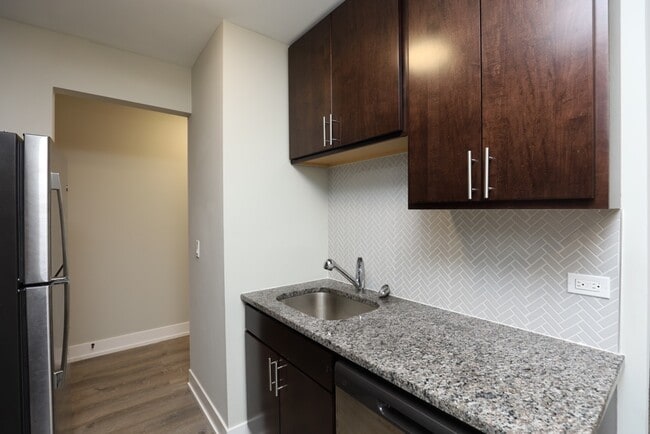Building Photo - 533 W Surf St