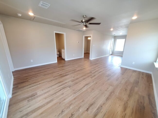 Building Photo - L1 Floorplan - Brand New Townhome!