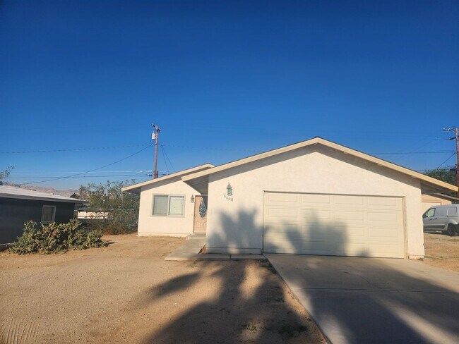 Building Photo - Two Bedroom Two Bath Home