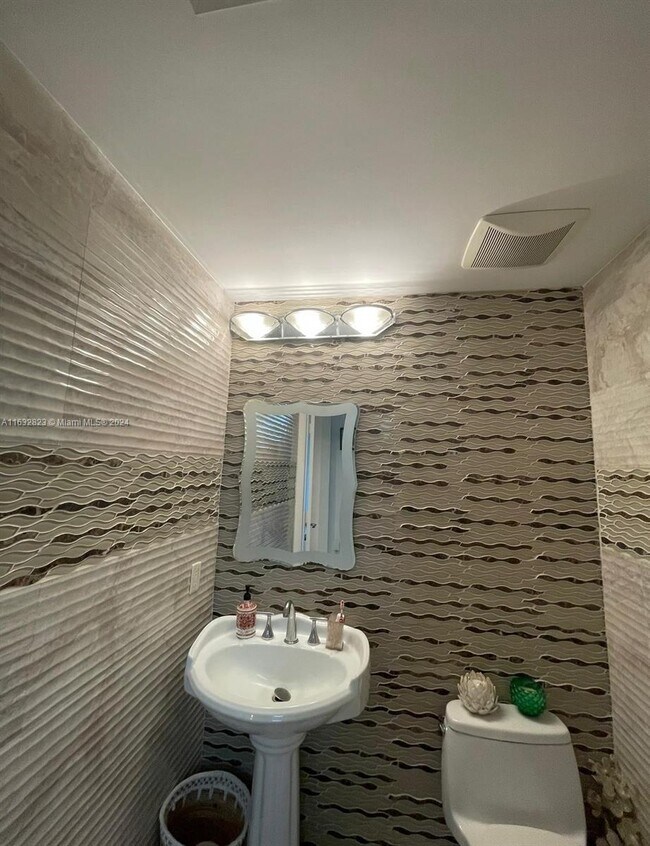 Foto del edificio - 3030 NE 188th St