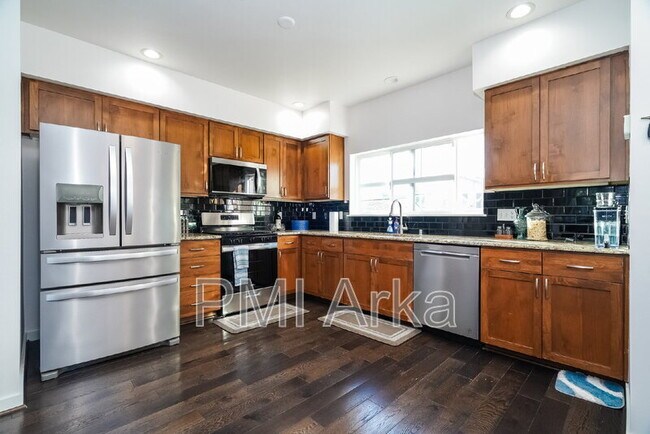 Building Photo - 2460 NE Park Dr