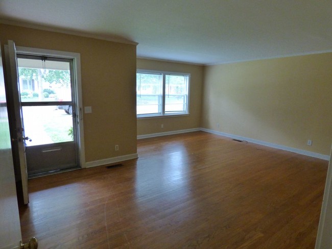 Foto del edificio - HUGE 2BR/2B Duplex near Downtown Murfreesboro