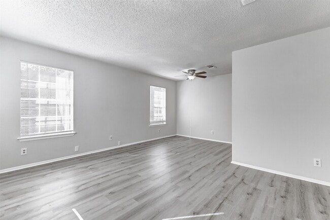 Building Photo - 702 Lyle W Ave