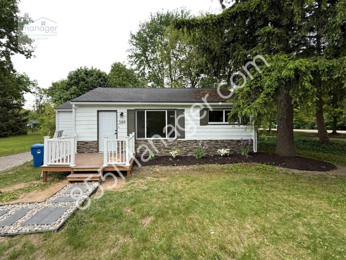 Foto principal - Fully Renovated 3-Bedroom Home with Sunroo...