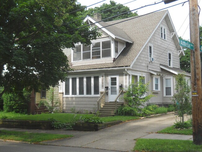 Building Photo - 104 Burton Ave
