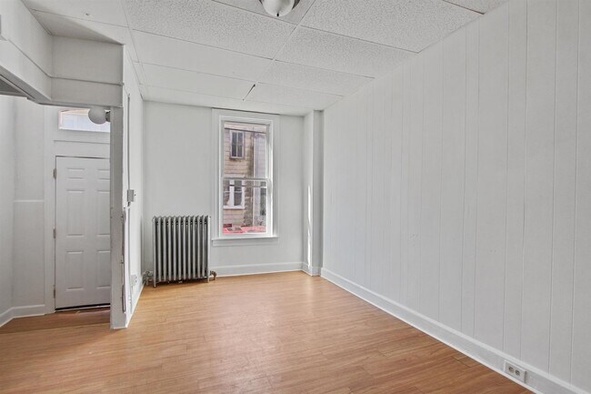 Foto del edificio - Spacious 5 Bedroom, 1 Bath Home!