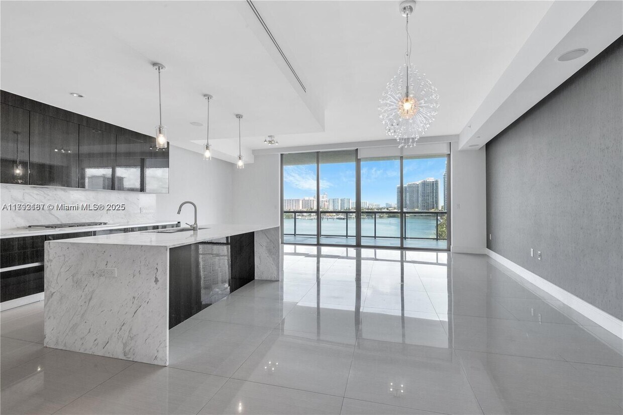 Foto principal - 3300 NE 188th St