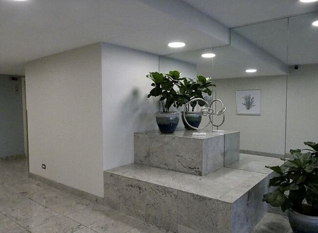 Foyer - 515 W Wrightwood Ave Apartment