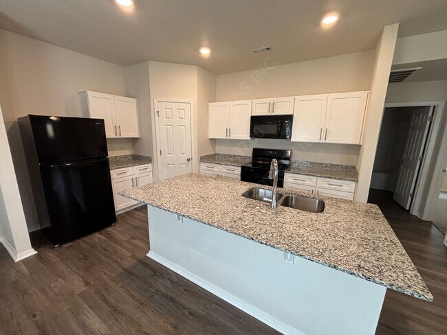 Building Photo - Move in special $300.00 off 1st month's re...