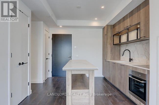 Building Photo - 505 Richmond St W