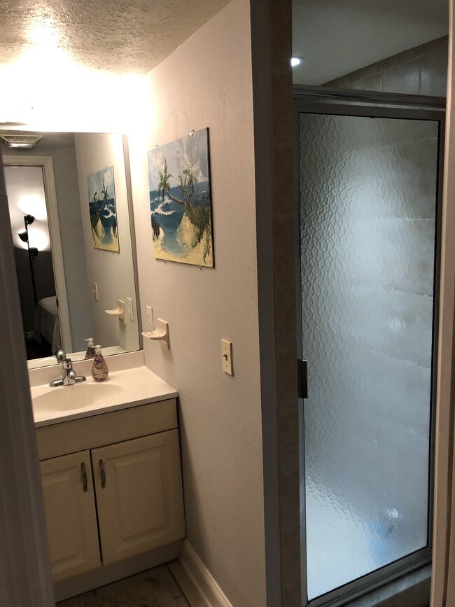 Building Photo - 657 S Orlando Ave