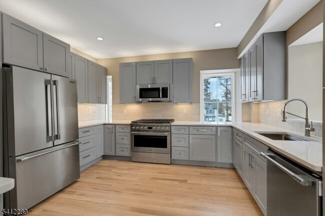 Building Photo - 49 Park Ave