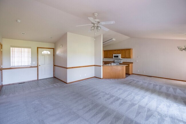 Building Photo - Home in Post Falls!