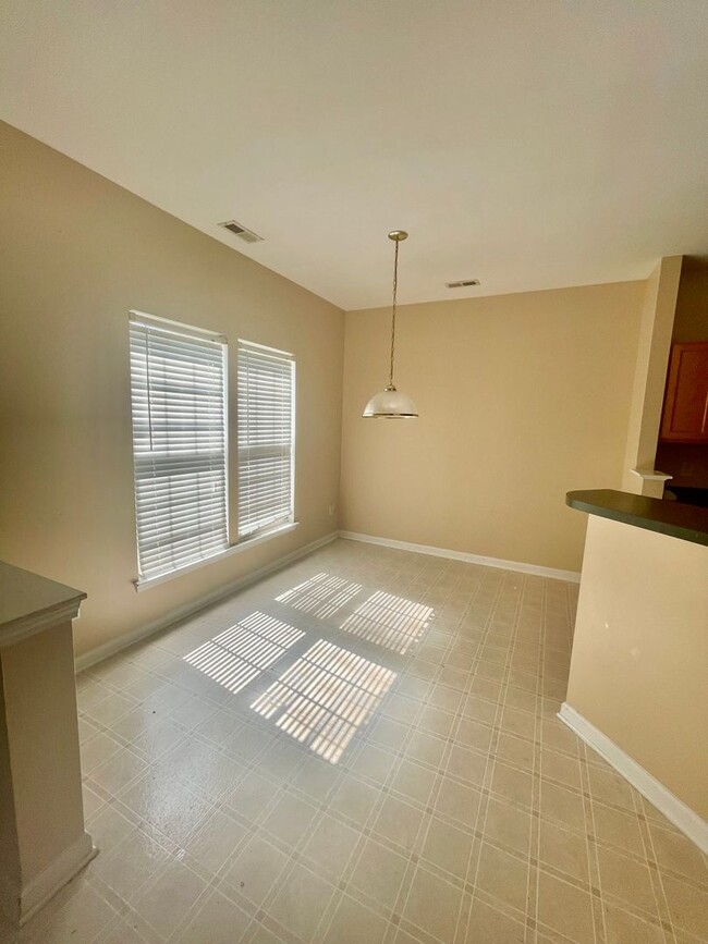 Building Photo - Beautiful 2 bedroom 2 1/2 bath townhouse c...