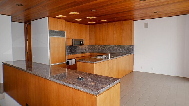 Building Photo - La Playa living with stunning city, ocean ...