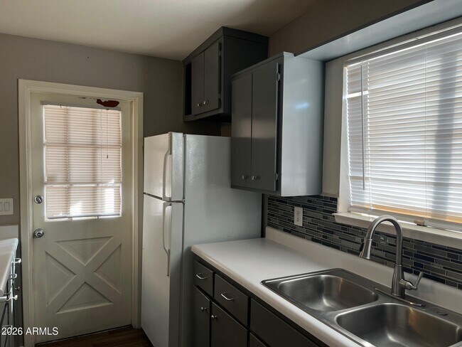 Foto del edificio - 102 E Ivy St