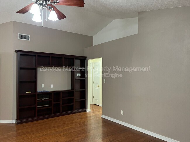 Foto del edificio - 6875 Cedar Ridge Cir