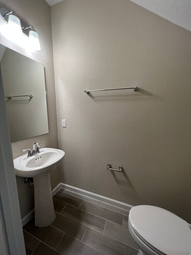 Building Photo - Newer Home just Minutes from Beach and May...