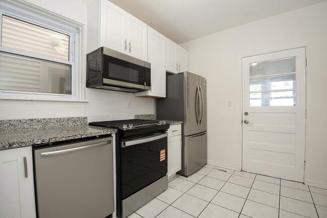 Building Photo - 3834 N Hermitage Ave