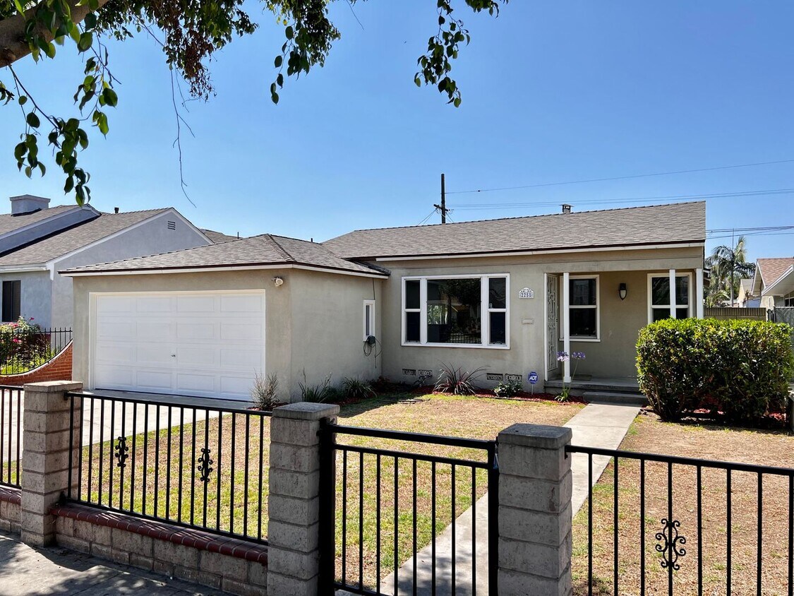 Foto principal - 4 BED HOUSE with Garage, Yard, Pets Consid...