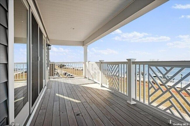 Building Photo - 242 W Bay Dr